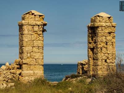 ...per l'esistenza dei resti di un antico edificio in tufo che sembra fare da guardia al mare